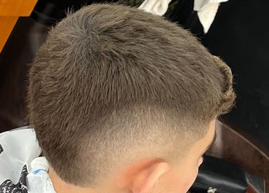 Corte de cabello fresco en Rlbarberstudio, Berisso, Provincia De Buenos Aires, AR. Profesional al detalle.