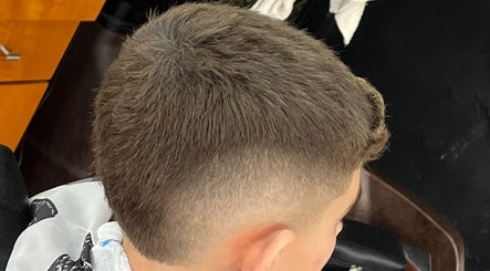 Corte de cabello fresco en Rlbarberstudio, Berisso, Provincia De Buenos Aires, AR. Profesional al detalle.