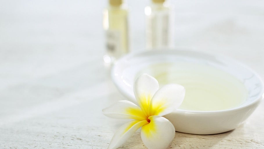 在南卡罗来纳州格林维尔的Relaxation Station，精油与白色花朵呈现出宁静氛围。