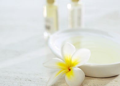 在南卡罗来纳州格林维尔的Relaxation Station，精油与白色花朵呈现出宁静氛围。