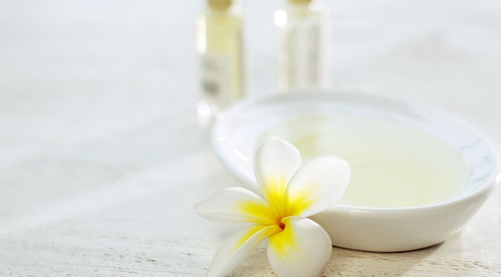 在南卡罗来纳州格林维尔的Relaxation Station，精油与白色花朵呈现出宁静氛围。