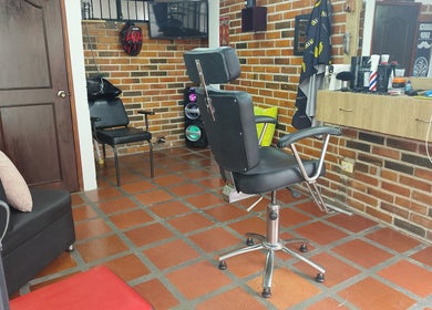 Interior de Classic barber L.S en Manizales, Caldas, CO, mostrando silla de barbero y decoración rústica.