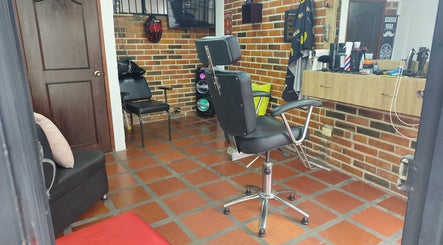 Interior de Classic barber L.S en Manizales, Caldas, CO, mostrando silla de barbero y decoración rústica.