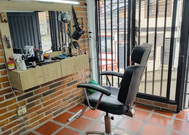 Silla de barbero en Classic barber L.S en Manizales, Caldas, CO, equipada y lista para atención.