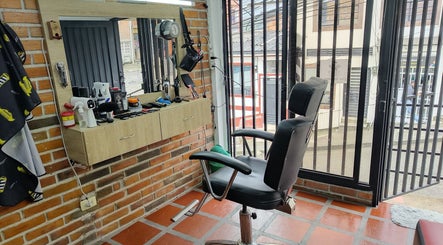 Silla de barbero en Classic barber L.S en Manizales, Caldas, CO, equipada y lista para atención.