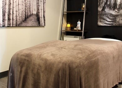 Cozy therapy room at Advanced Massage Therapy, Winnipeg, Manitoba, CA with plush massage table.