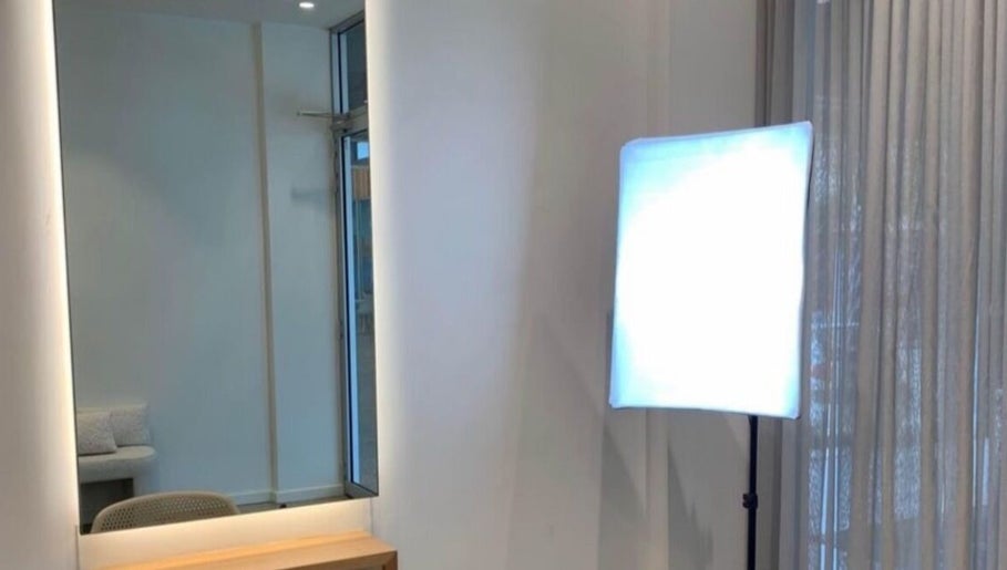 Espaço iluminado do Leticia Kelly Beauty em Mascot, New South Wales, AU, com espelho e luz suave.