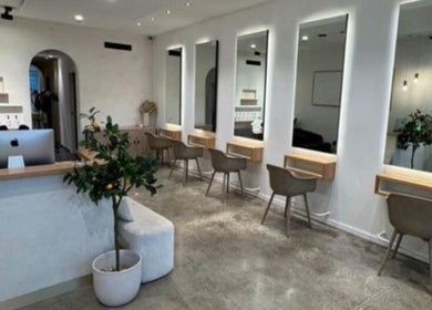 Salão Leticia Kelly Beauty em Mascot, New South Wales, AU com cadeiras modernas e decoração elegante.