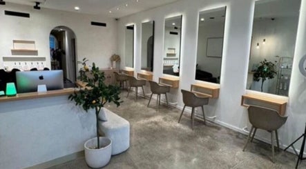 Salão Leticia Kelly Beauty em Mascot, New South Wales, AU com cadeiras modernas e decoração elegante.
