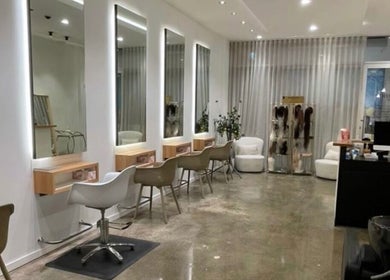 Salão moderno em Leticia Kelly Beauty, Mascot, New South Wales, AU, com espelhos e cadeiras de design.