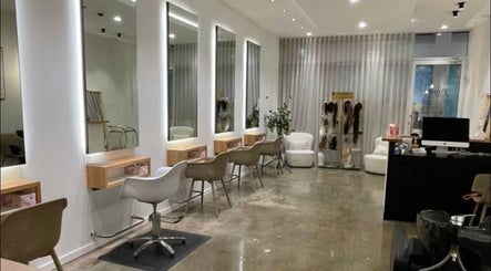 Salão moderno em Leticia Kelly Beauty, Mascot, New South Wales, AU, com espelhos e cadeiras de design.