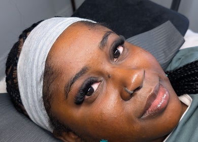 Femme recevant extension de cils chez X.KA Beauty, Montréal, Québec, CA.