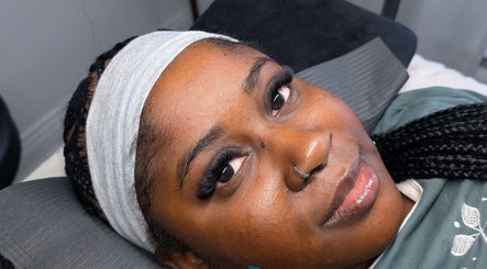 Femme recevant extension de cils chez X.KA Beauty, Montréal, Québec, CA.