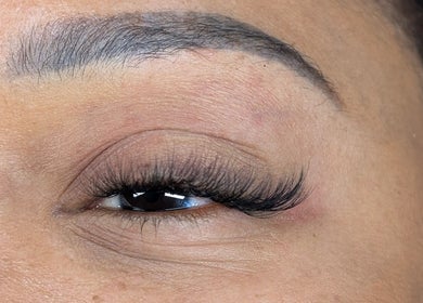 Extension de cils élégante réalisée chez X.KA Beauty, Montréal, Québec, CA, mettant en valeur la beauté naturelle.