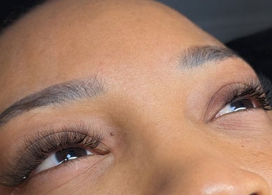 Extensions de cils chez X.KA Beauty, Montréal, Québec, CA. Regard sublimé et élégant.