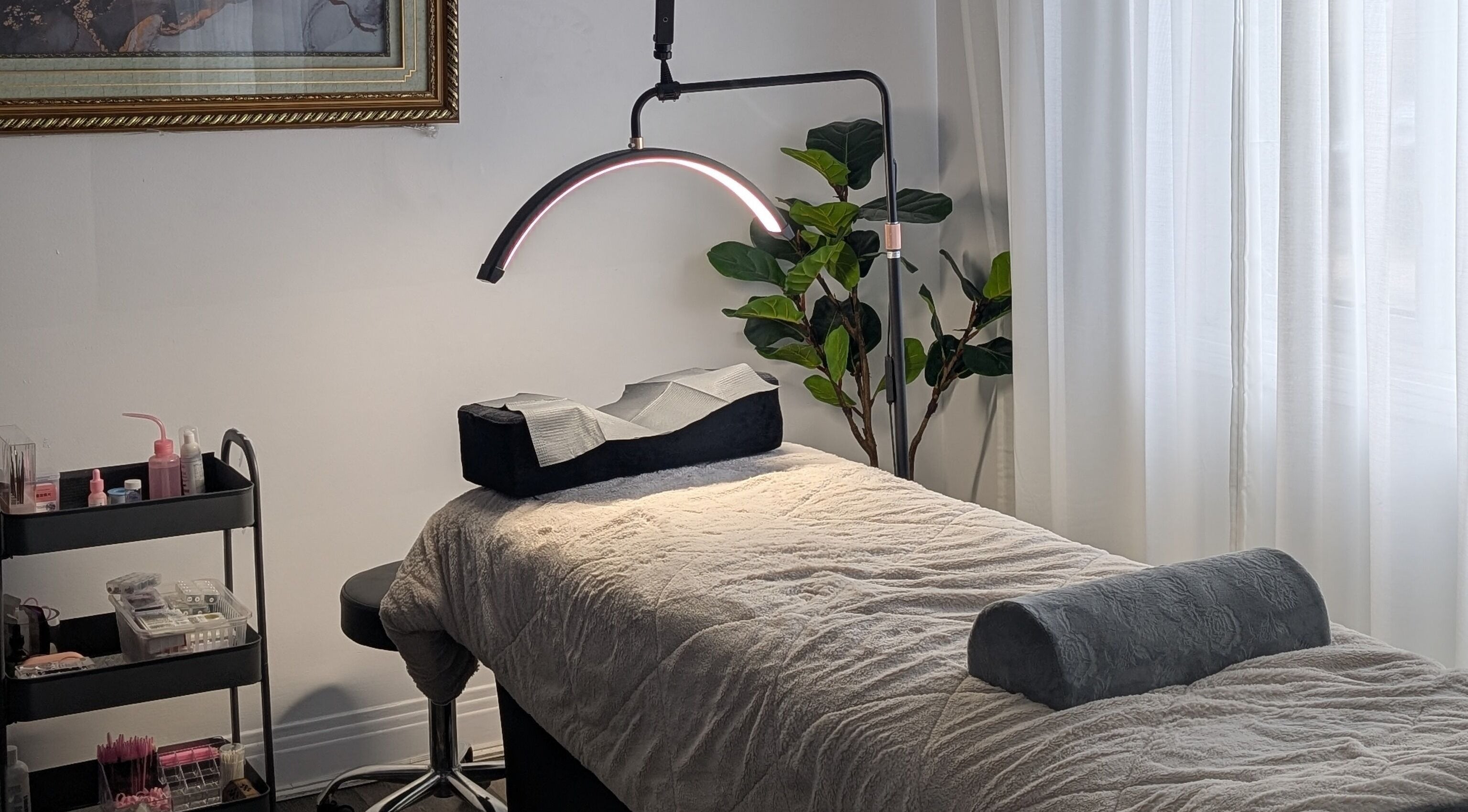 Table de soins élégante chez X.KA Beauty à Montréal, Québec, CA, près d'une fenêtre lumineuse.