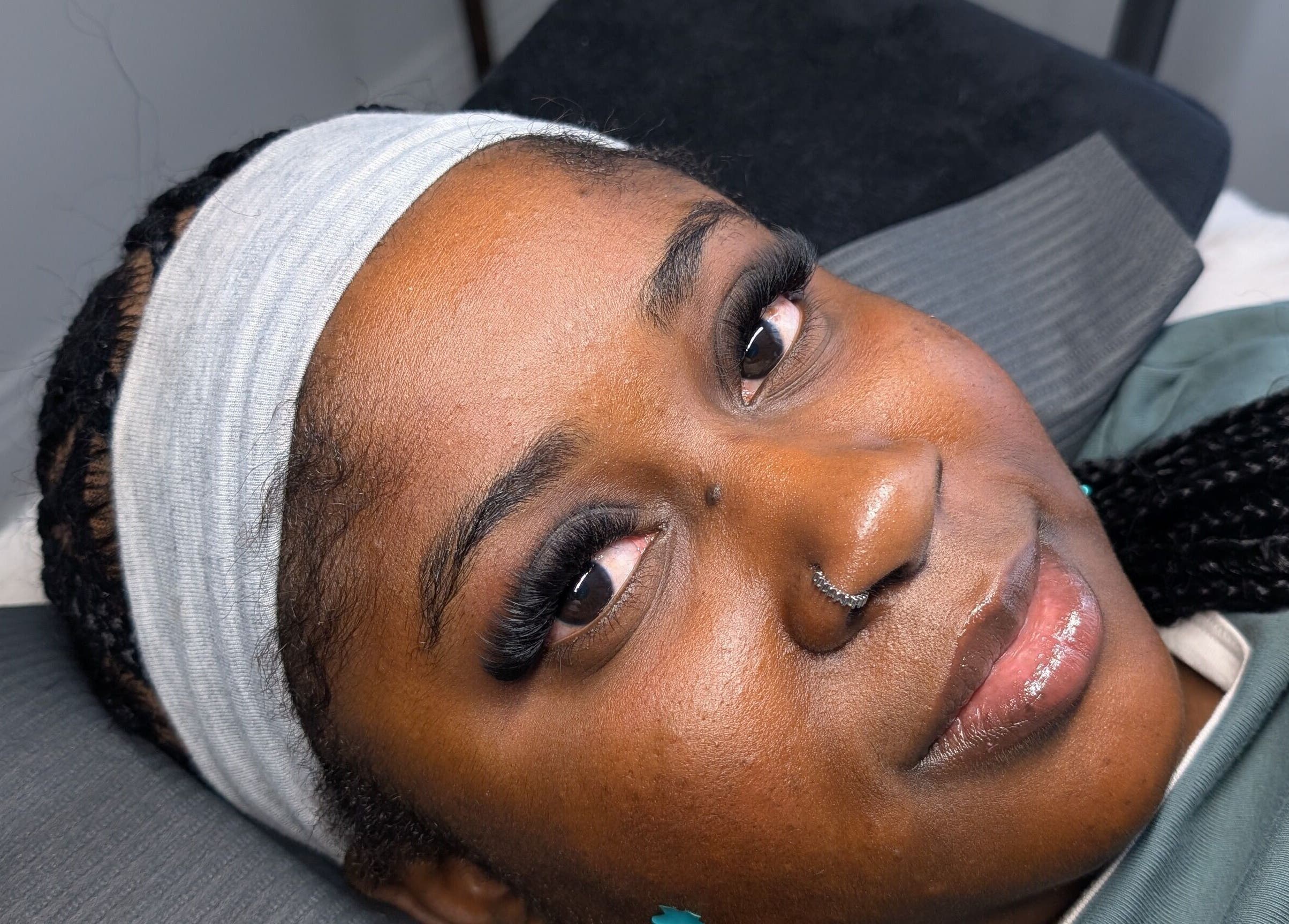 Client détendu avec extensions de cils chez X.KA Beauty, Montréal, Québec, CA.