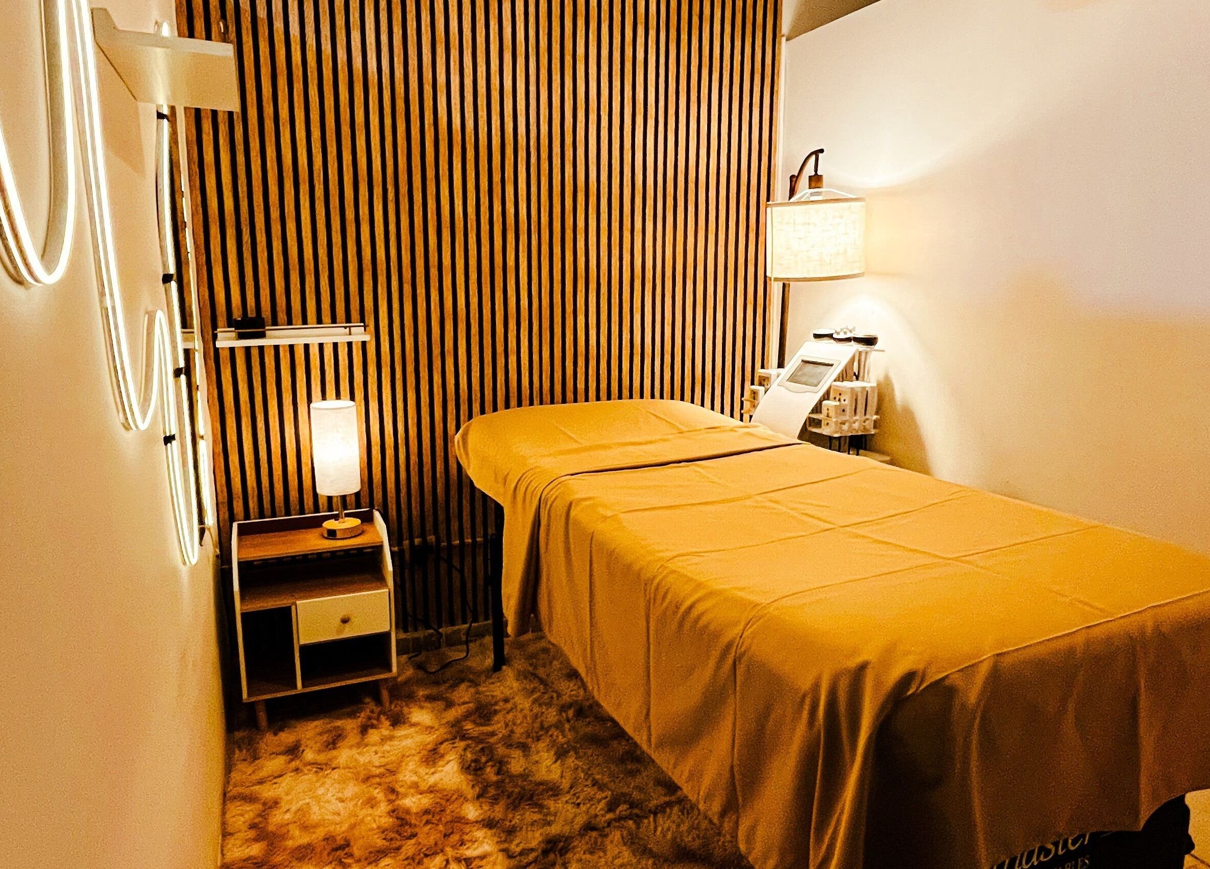 Sala de tratamiento en Zen Spa, Mérida, Yucatán, MX con cama de masaje y luz suave.