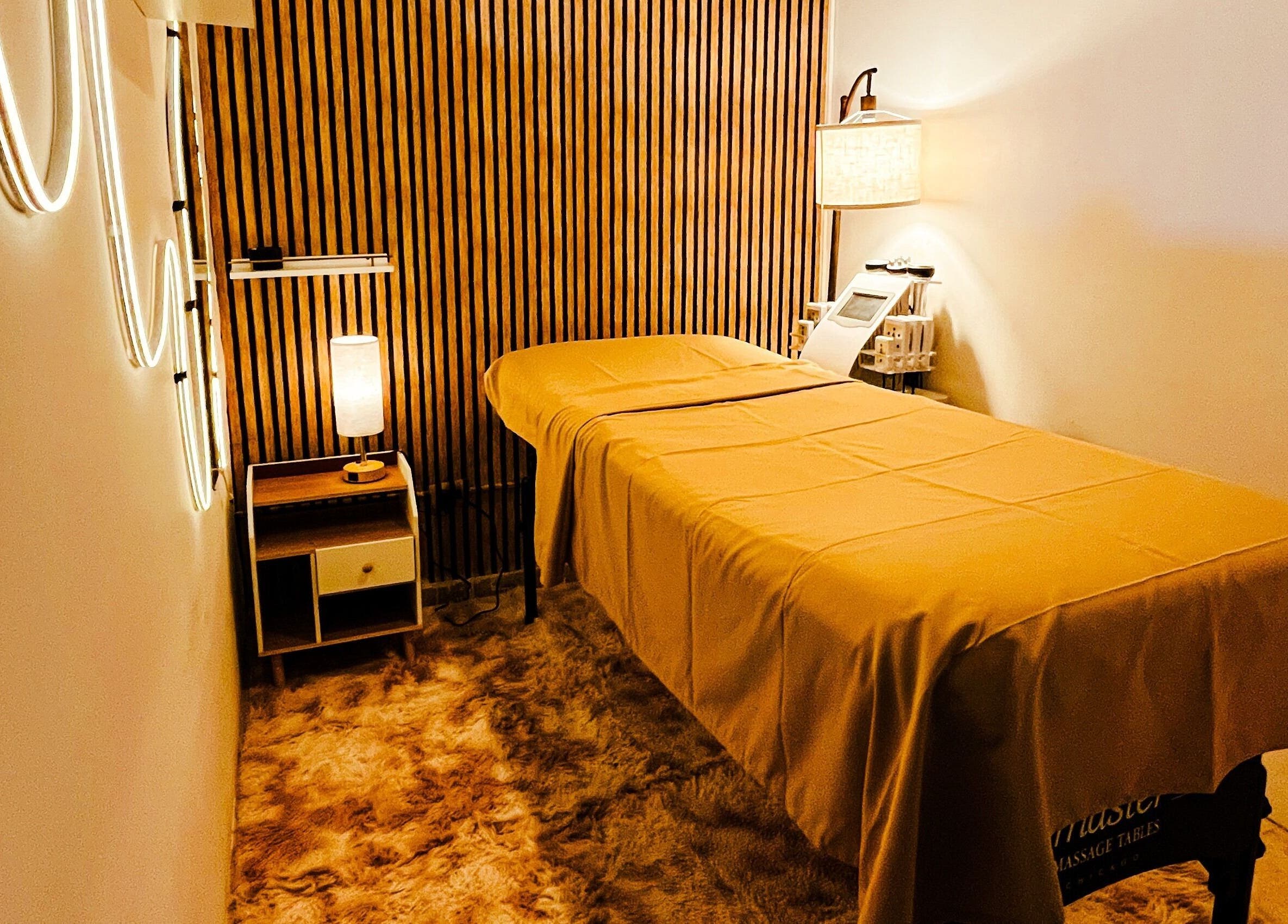 Sala de masaje relajante en Zen Spa, Mérida, Yucatán, MX con iluminación suave y decoración moderna.