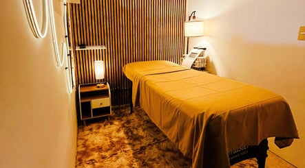 Sala de masaje relajante en Zen Spa, Mérida, Yucatán, MX con iluminación suave y decoración moderna.