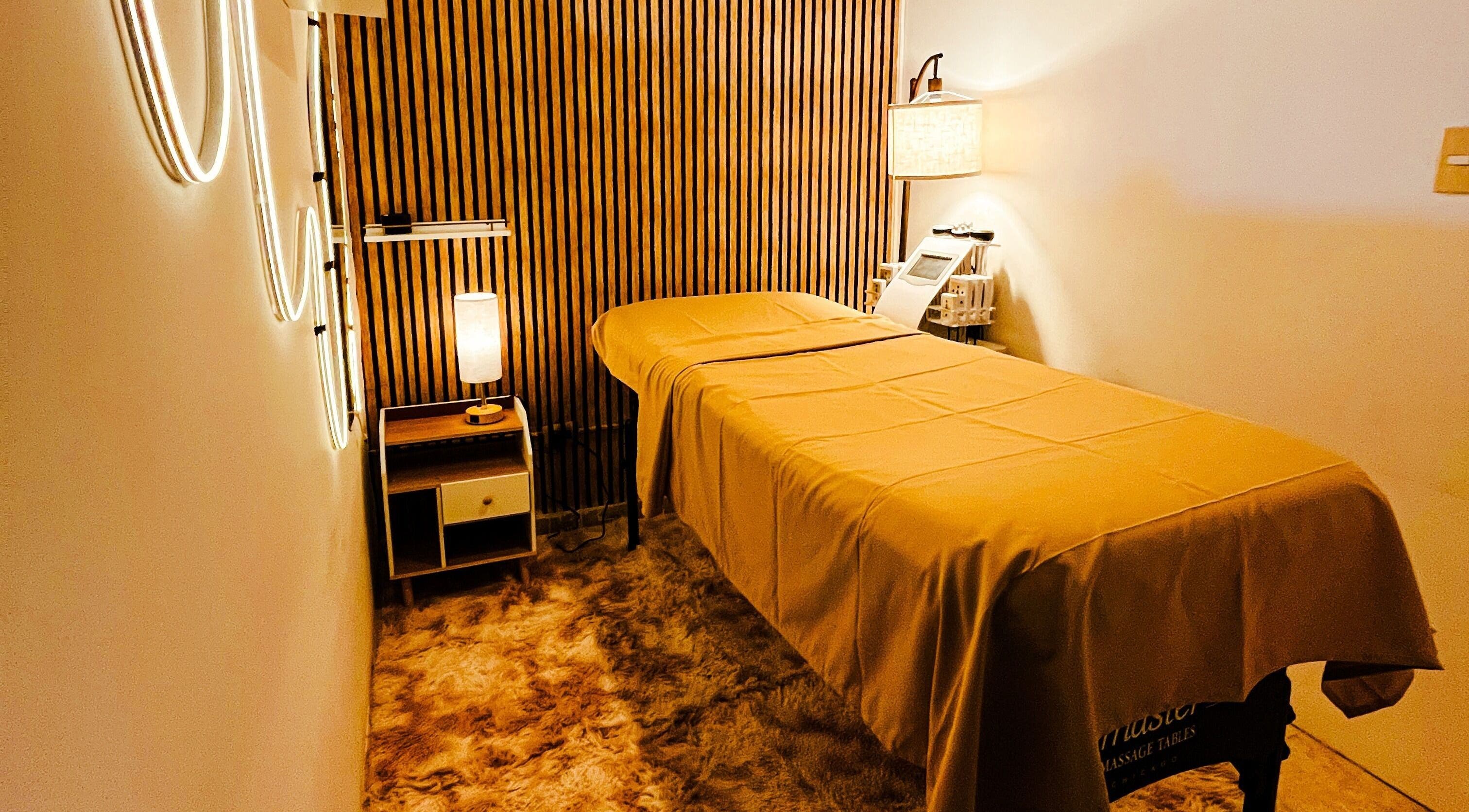 Sala de masaje relajante en Zen Spa, Mérida, Yucatán, MX con iluminación suave y decoración moderna.