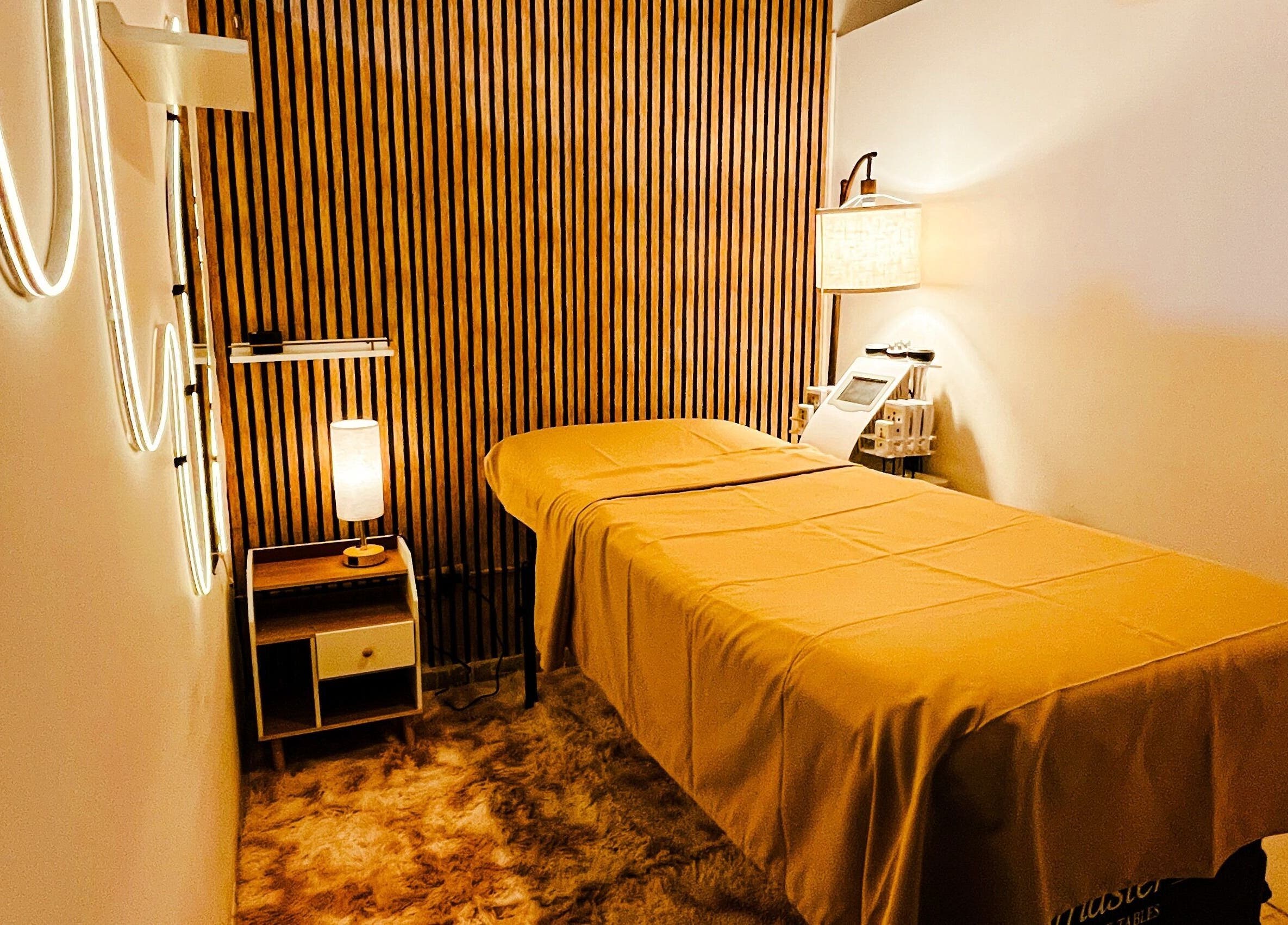 Sala de masaje en Zen Spa, Mérida, Yucatán, MX, con iluminación cálida y diseño contemporáneo.