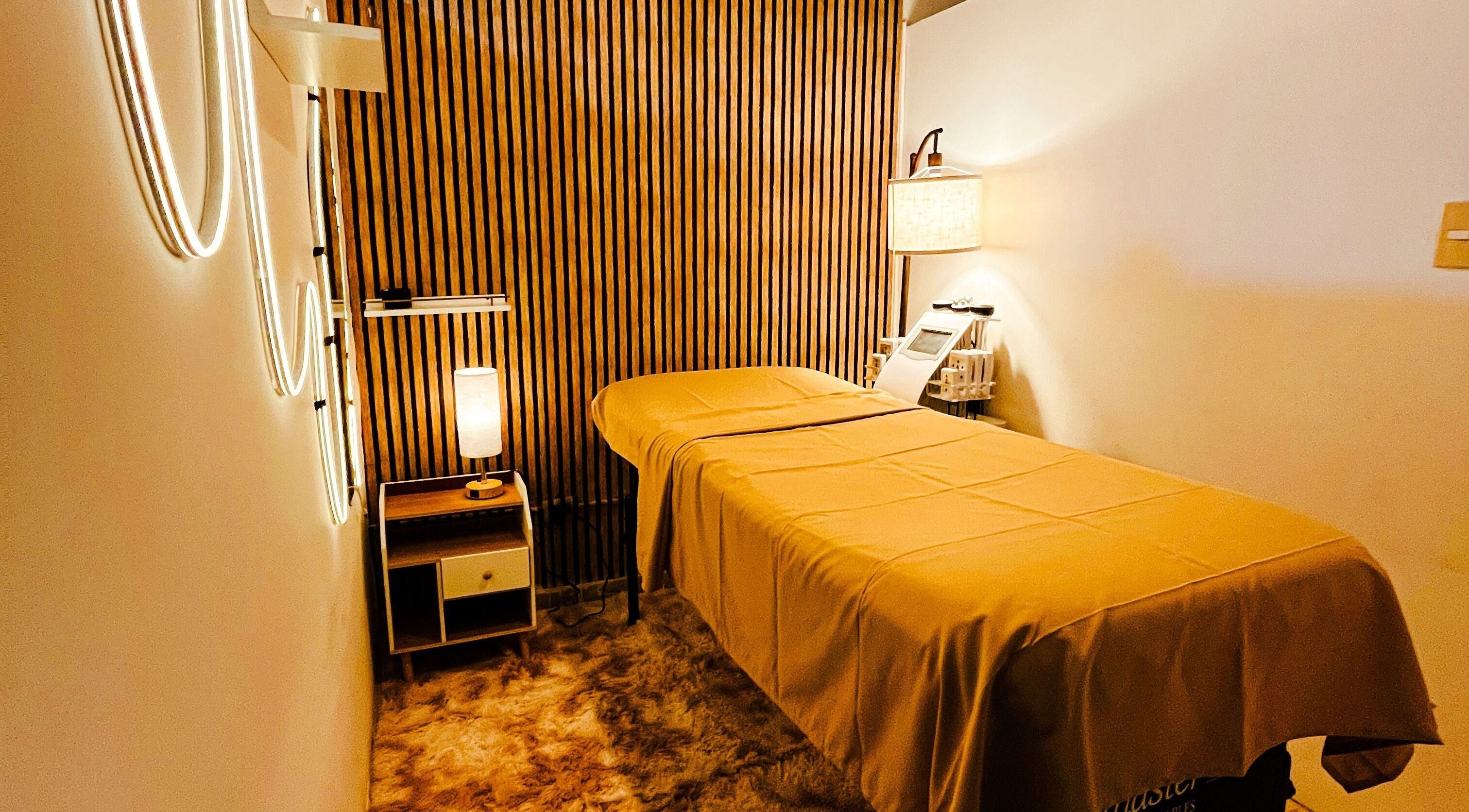 Sala de masaje en Zen Spa, Mérida, Yucatán, MX, con iluminación cálida y diseño contemporáneo.