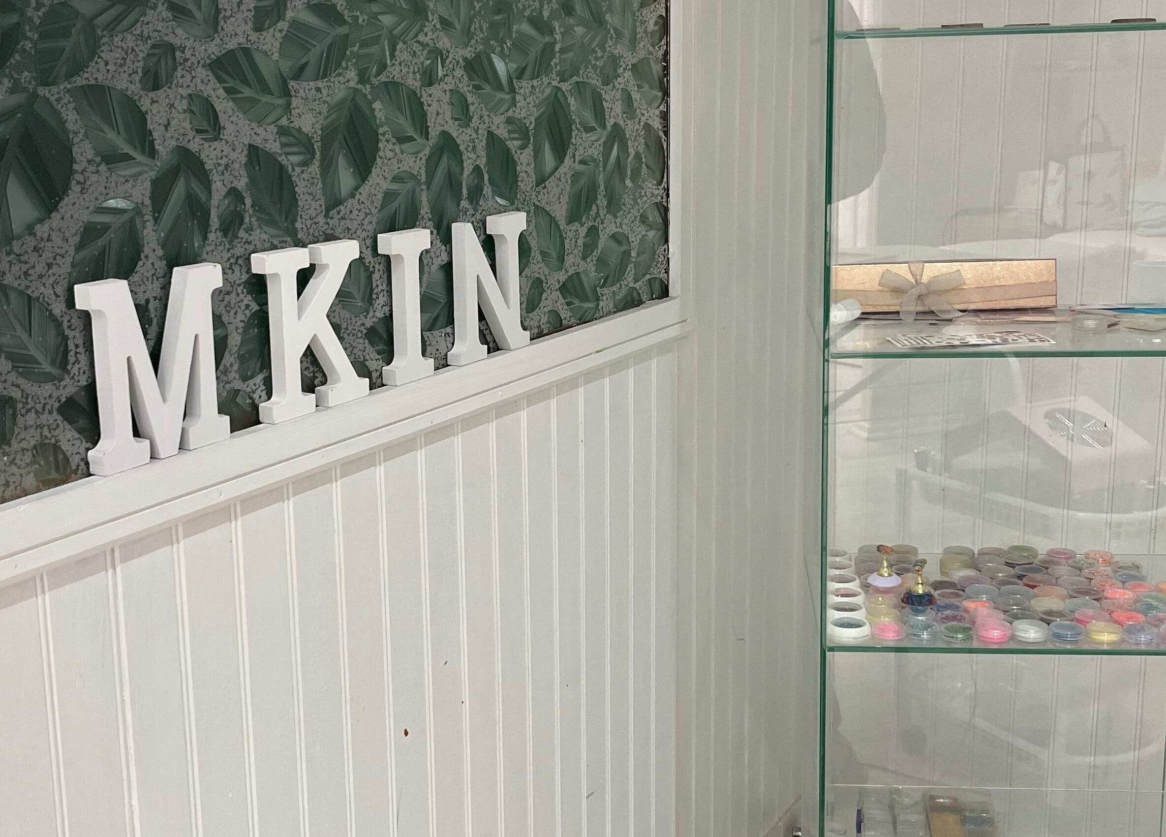 Interior de MYKIN con hojas decorativas y productos de belleza en Antofagasta, Antofagasta, CL.