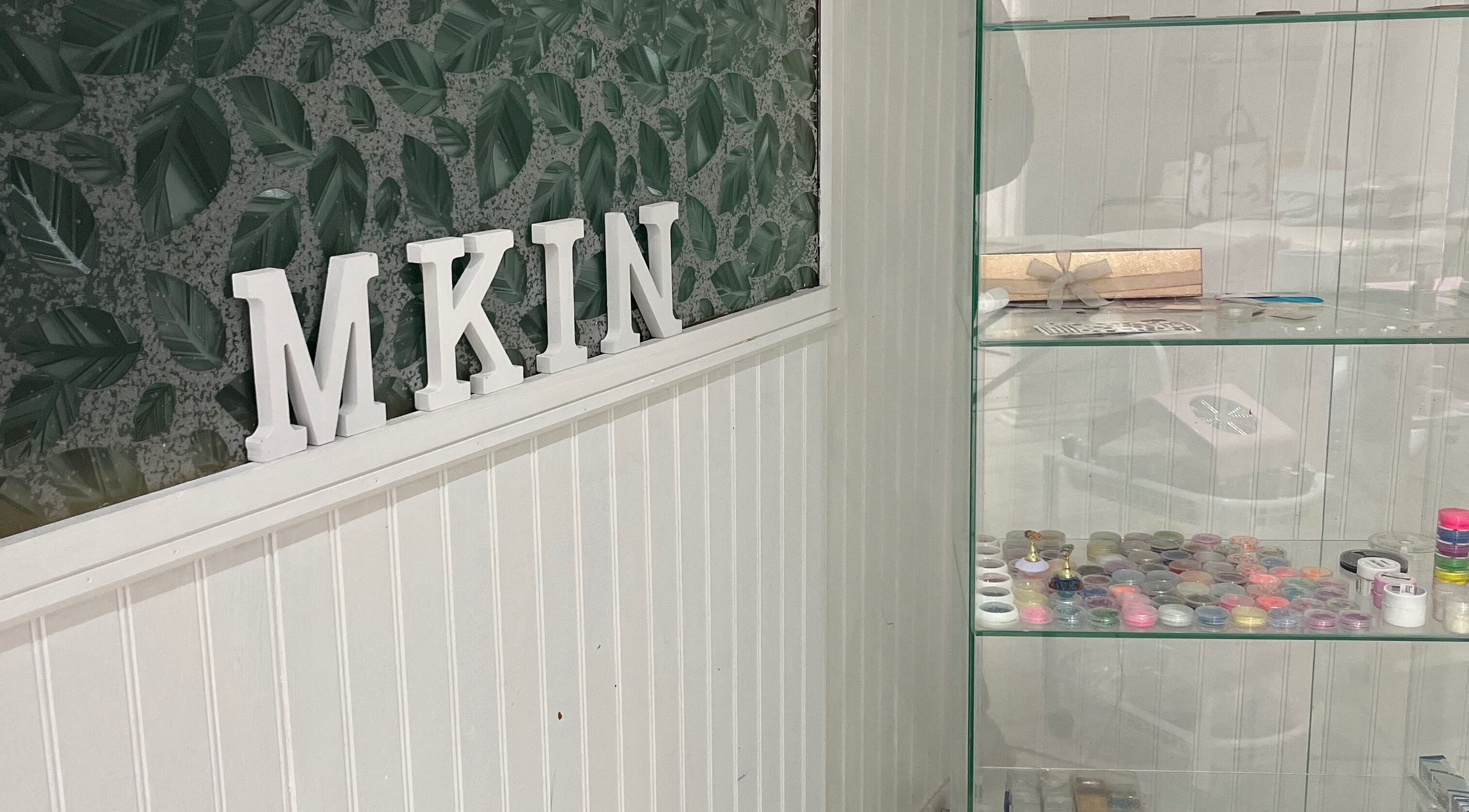 Interior de MYKIN con hojas decorativas y productos de belleza en Antofagasta, Antofagasta, CL.