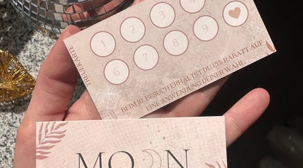 Treuekarte von Moon Beauty in Germersheim, Rheinland-Pfalz, DE neben glänzendem Dekor.