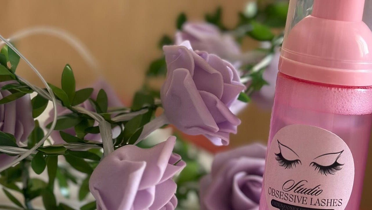 Productos de belleza en Studio Obsessive Lashes, La Línea De La Concepción, Andalucía, ES, entre flores lavanda.