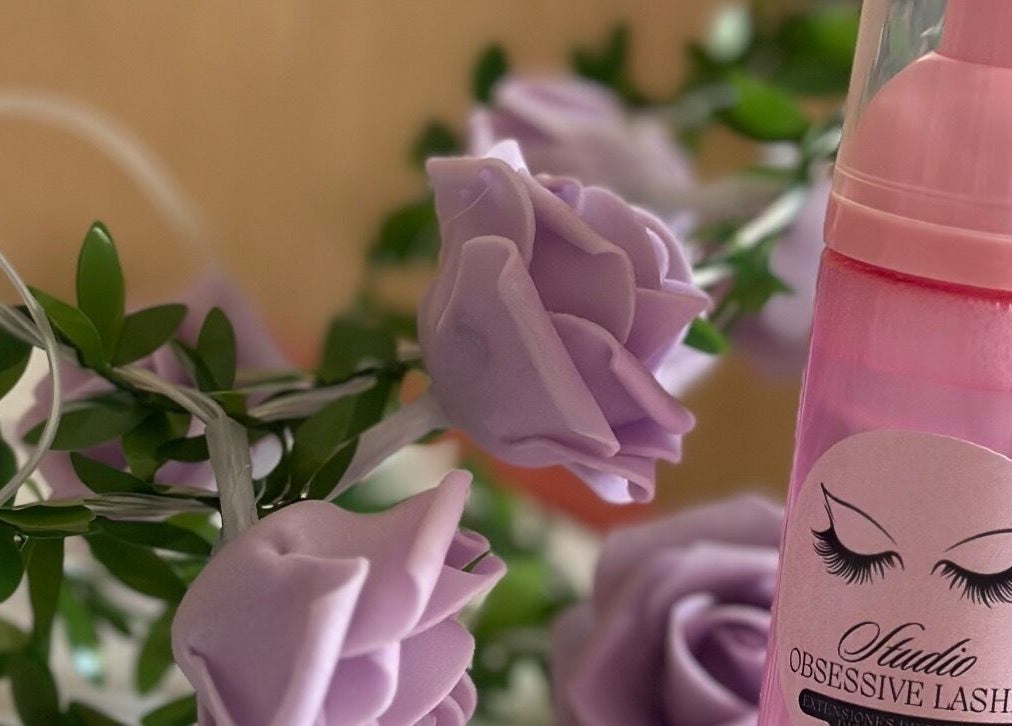 Productos de belleza en Studio Obsessive Lashes, La Línea De La Concepción, Andalucía, ES, entre flores lavanda.