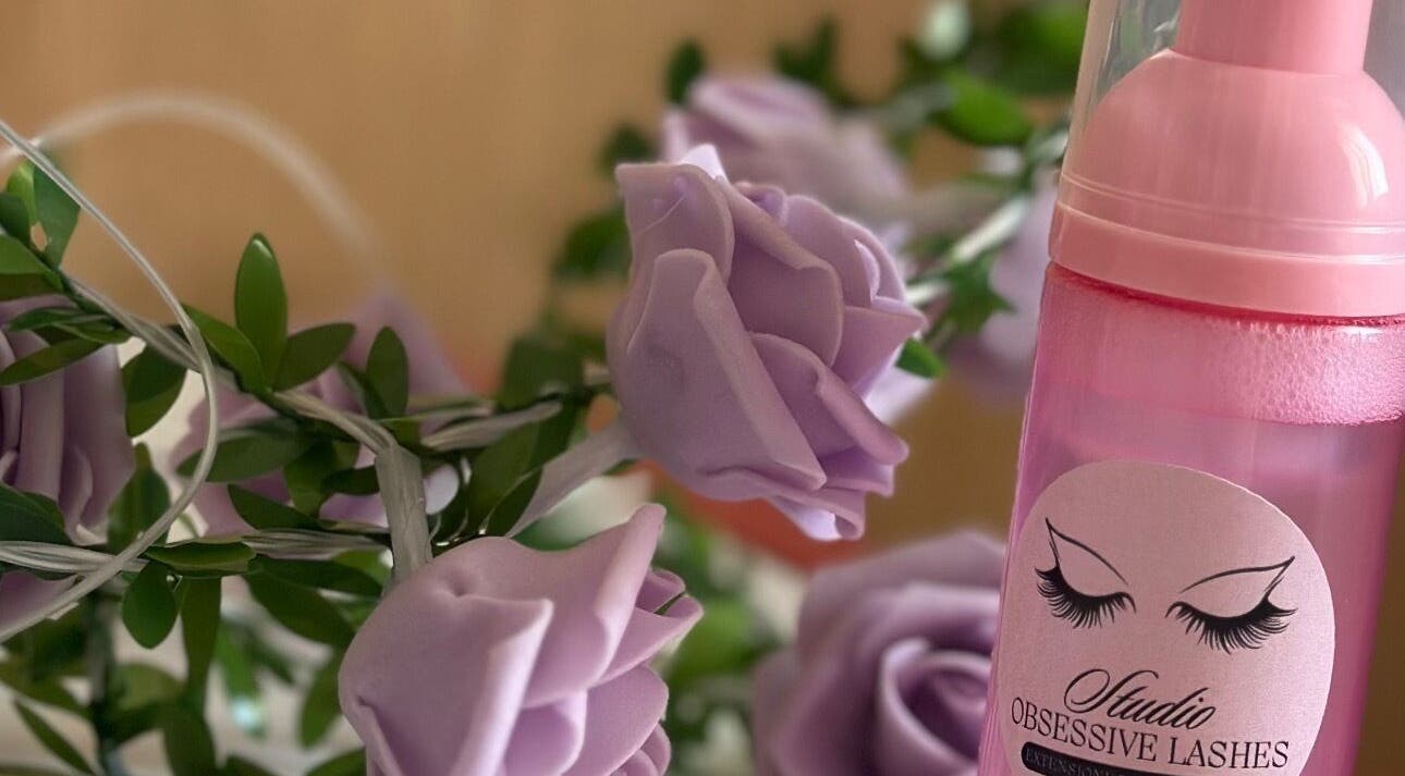 Productos de belleza en Studio Obsessive Lashes, La Línea De La Concepción, Andalucía, ES, entre flores lavanda.