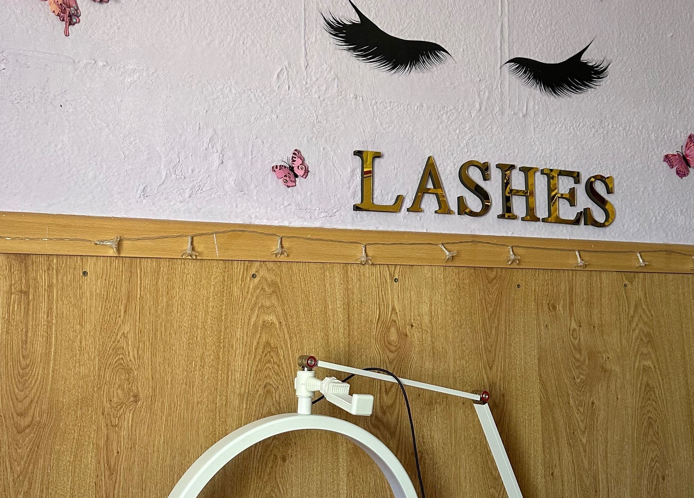 Interior decorado en Studio Obsessive Lashes, La Línea De La Concepción, con adornos de pestañas y mariposas.