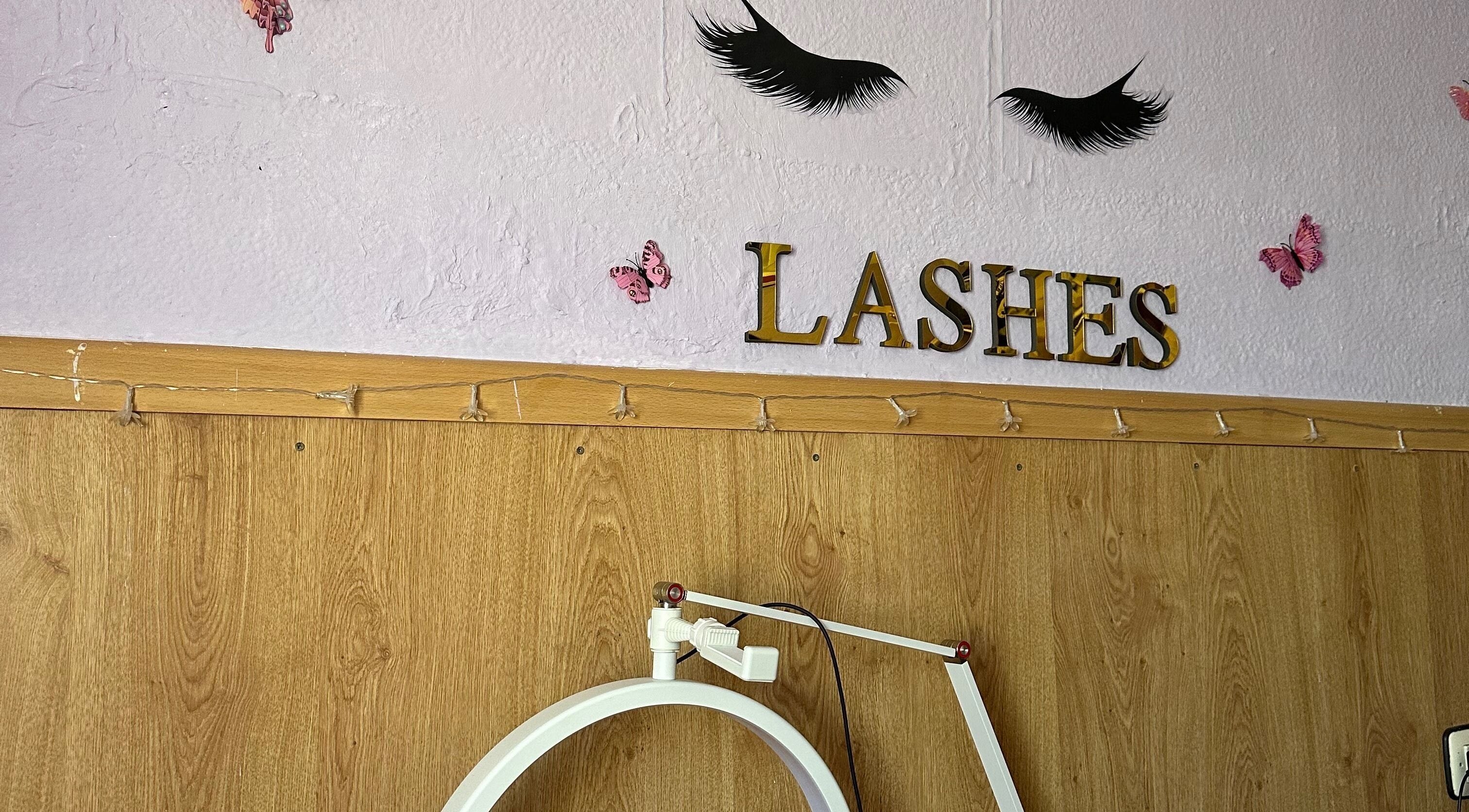 Interior decorado en Studio Obsessive Lashes, La Línea De La Concepción, con adornos de pestañas y mariposas.