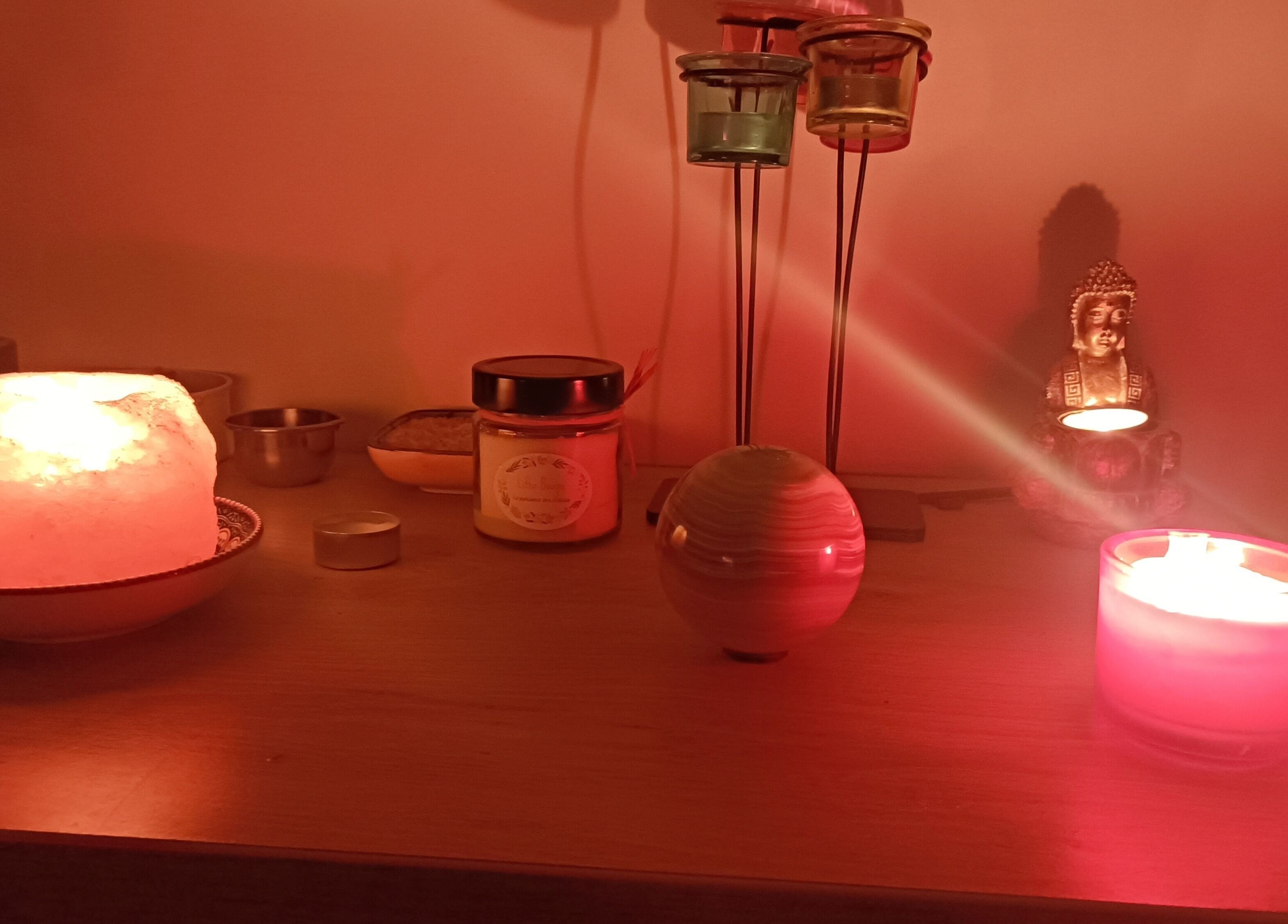 Ambiance apaisante avec bougies chez Un Souffle Nouveau / Soins énergétiques, Schaerbeek, Bruxelles, BE.