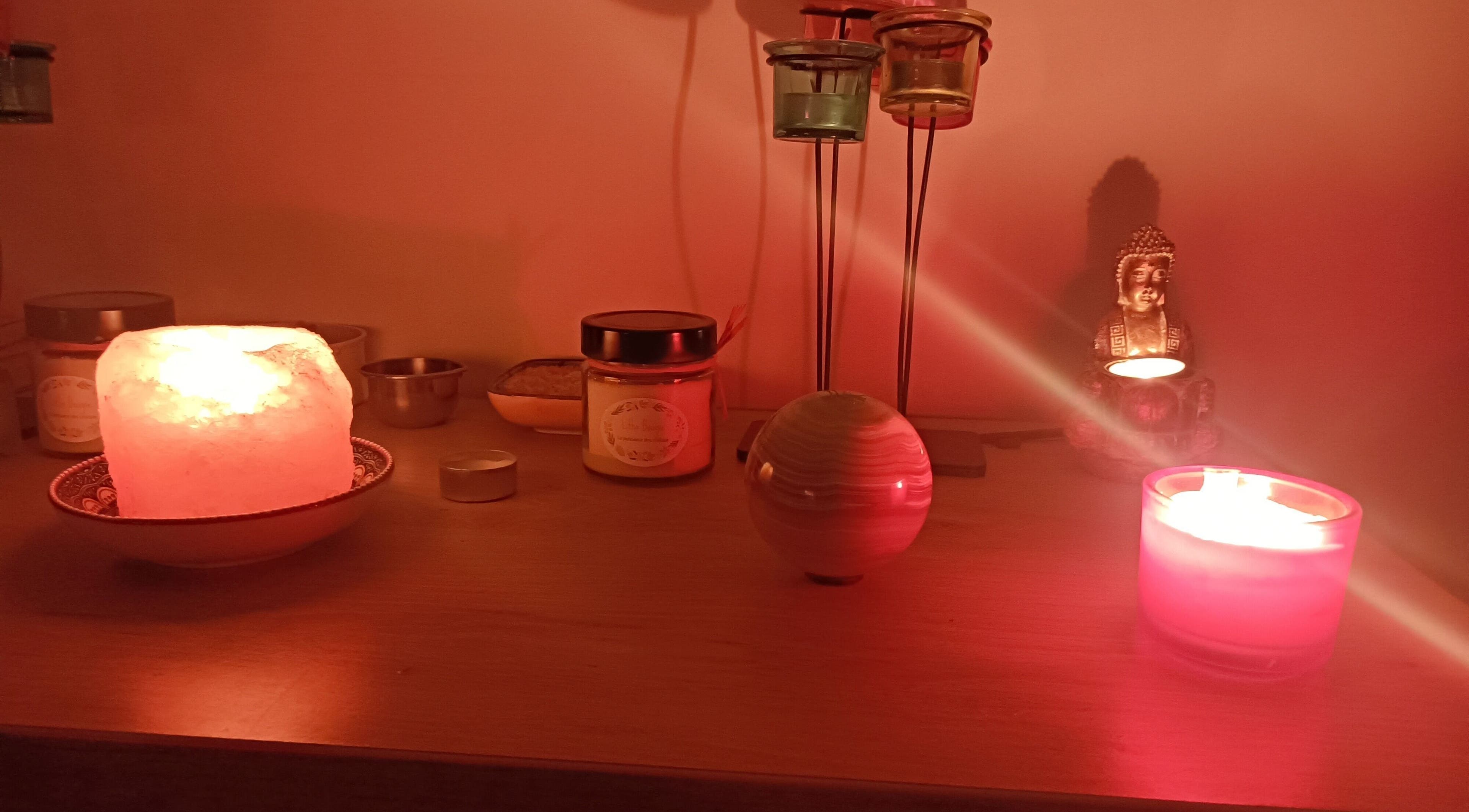 Ambiance apaisante avec bougies chez Un Souffle Nouveau / Soins énergétiques, Schaerbeek, Bruxelles, BE.