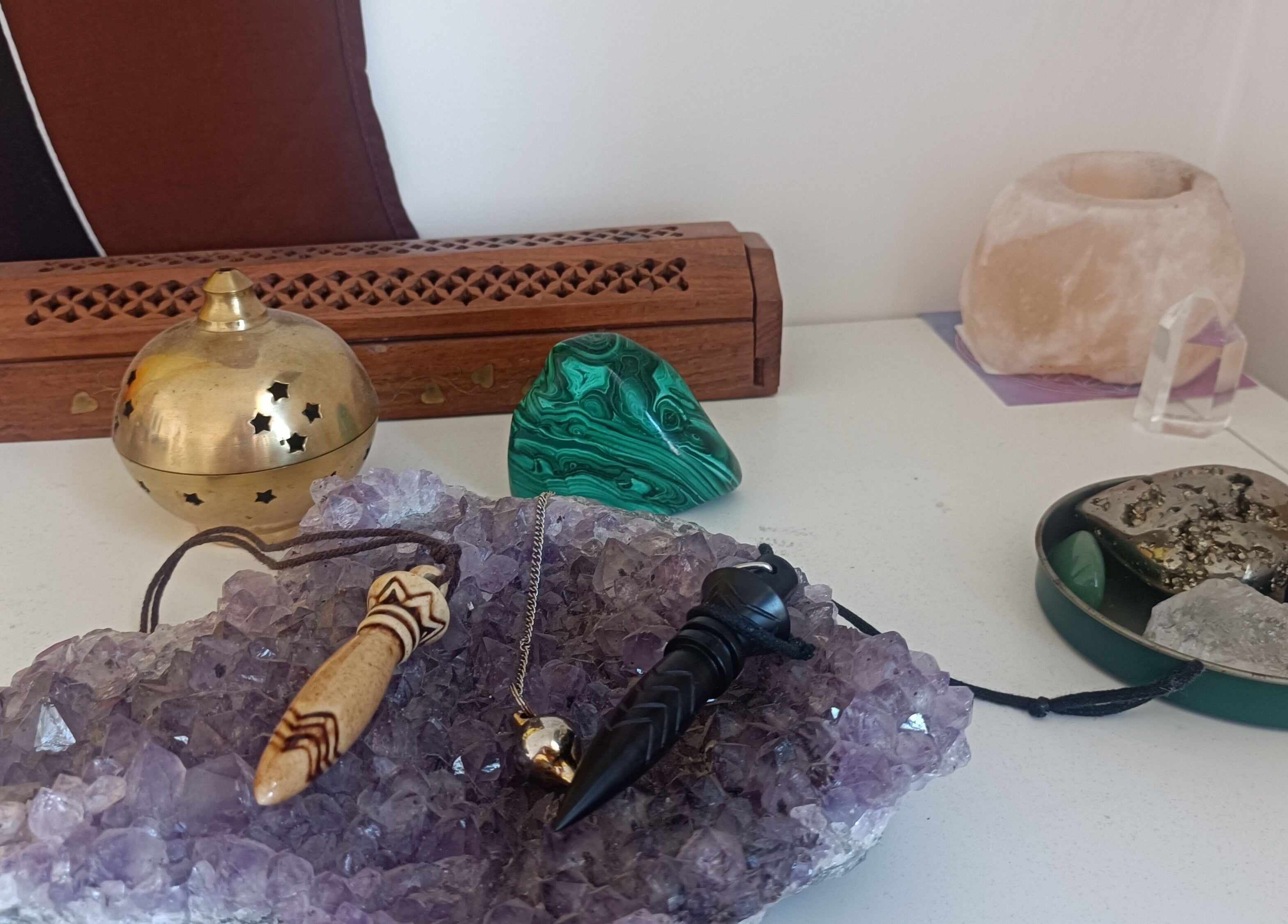 Cristaux et objets énergétiques chez Un Souffle Nouveau / Soins énergétiques à Schaerbeek, Bruxelles, BE.