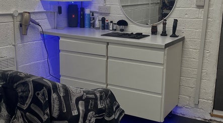 Cutzby_oh salon space in Bristol, England, GB showcasing modern barber tools on a sleek countertop.