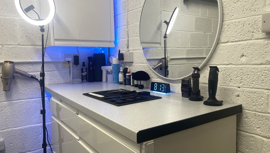 Modern grooming station at Cutzby_OH, Bristol, England, GB with tools, ring light, and mirror.