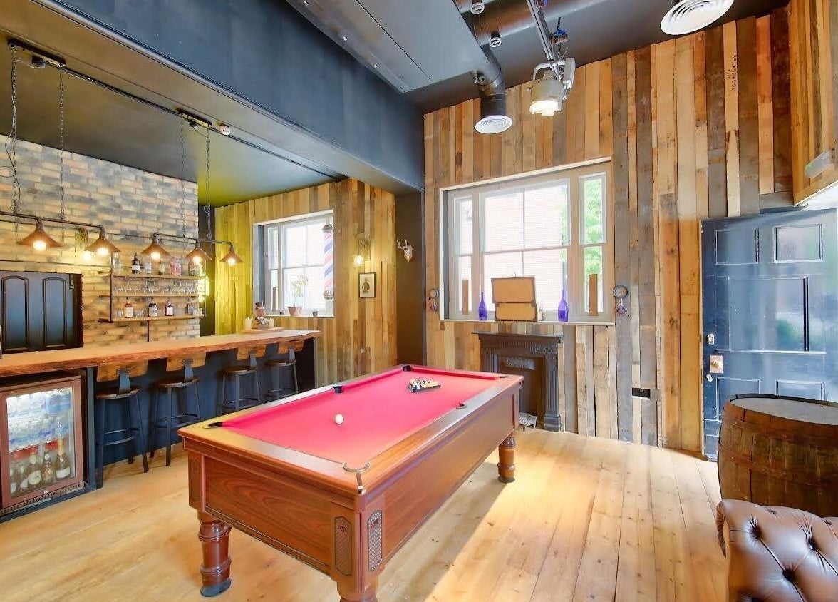 Cozy lounge at The Dapper Fox - Wandsworth with a pool table, bar, and wooden decor. London, England, GB.