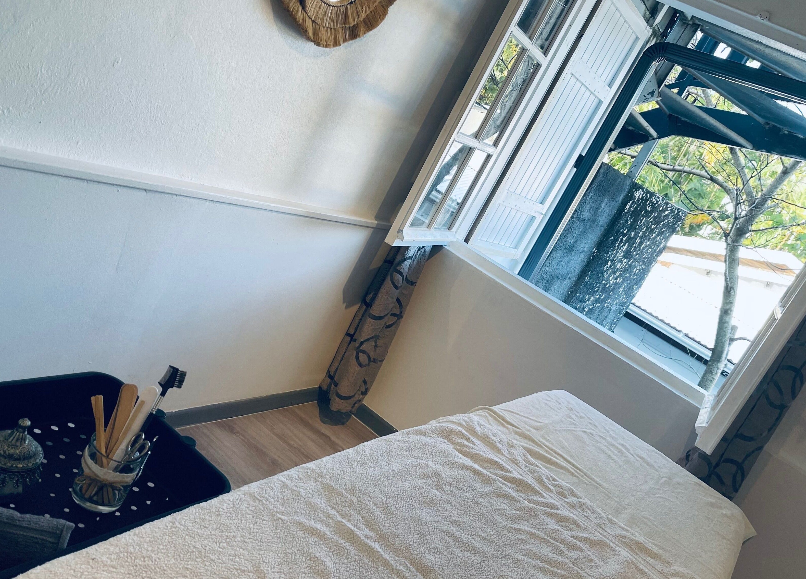 Salle de soin lumineuse à BEAUTÉ DIVINE BY BEAUTY B, Saint-joseph, Saint-pierre, RE. Ambiance apaisante.