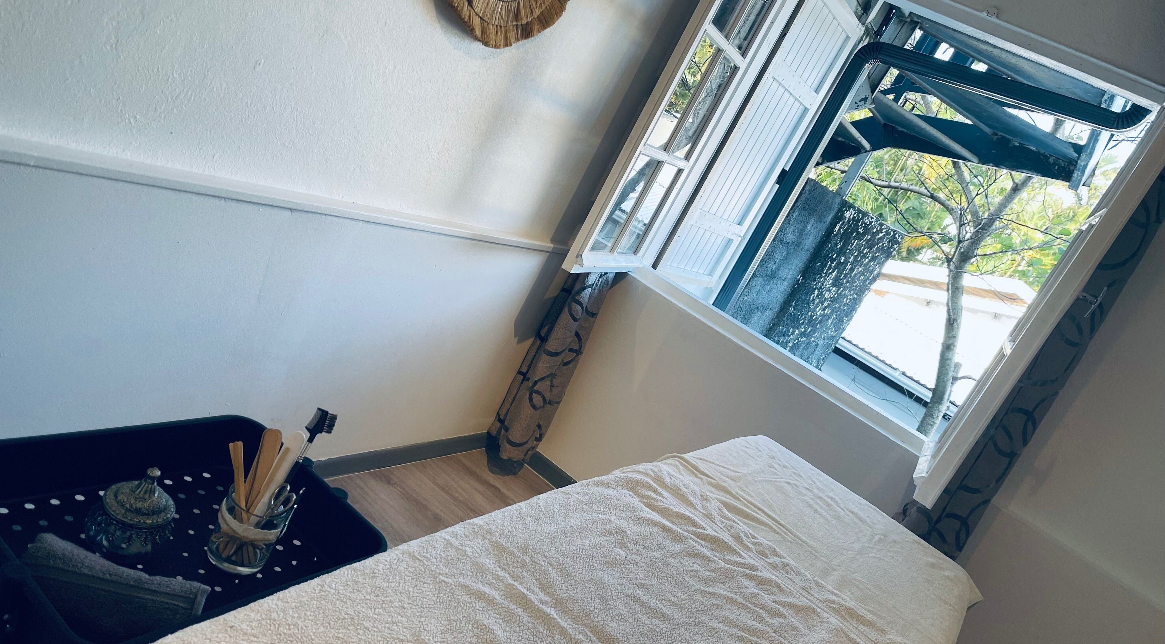 Salle de soin lumineuse à BEAUTÉ DIVINE BY BEAUTY B, Saint-joseph, Saint-pierre, RE. Ambiance apaisante.