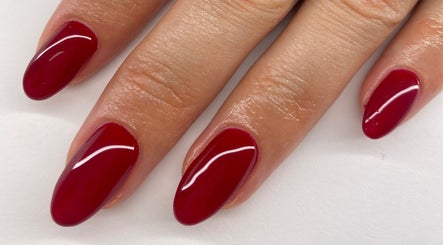 Mains avec vernis rouge éclatant chez SC Nails, Izon, Nouvelle-aquitaine, FR.