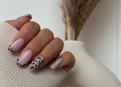 Nail art élégant chez SC Nails, Izon, Nouvelle-Aquitaine, FR avec motifs léopard.