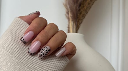 Nail art élégant chez SC Nails, Izon, Nouvelle-Aquitaine, FR avec motifs léopard.