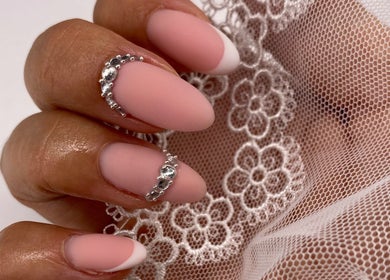 Manucure élégante à SC Nails, Izon, Nouvelle-aquitaine, FR avec strass sur fond de dentelle.