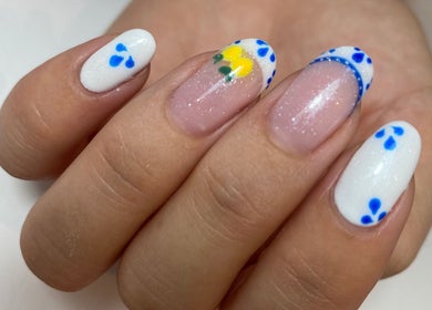 Nail art éclatant avec motifs bleus et jaunes réalisé chez SC Nails, Izon, Nouvelle-Aquitaine, FR.