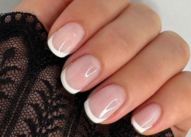 Manucure française élégante à SC Nails, Izon, Nouvelle-aquitaine, FR, parfaite pour toute occasion.