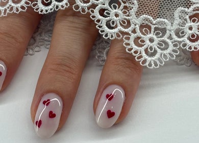 Manucure coeurs rouges détaillée par SC Nails à Izon, Nouvelle-Aquitaine, FR.